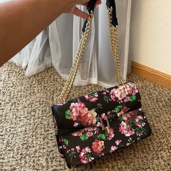 Lionel Crossbody - Picture 4 of 6